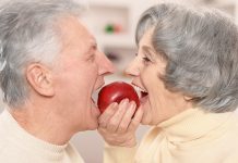 RAZÕES PARA OPTAR POR IMPLANTES Paciente sorrindo após tratamento dental