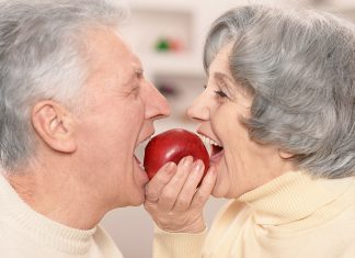 RAZÕES PARA OPTAR POR IMPLANTES Paciente sorrindo após tratamento dental